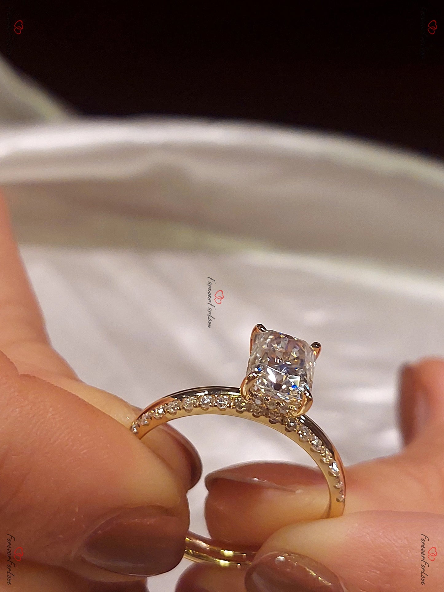 2 Karat strahlender Labor-Diamant & Moissanit Eternity Ring Radiant cut Moissanite engagement ring in 935er Argentium Silber — custom handcrafted by Forever For Love