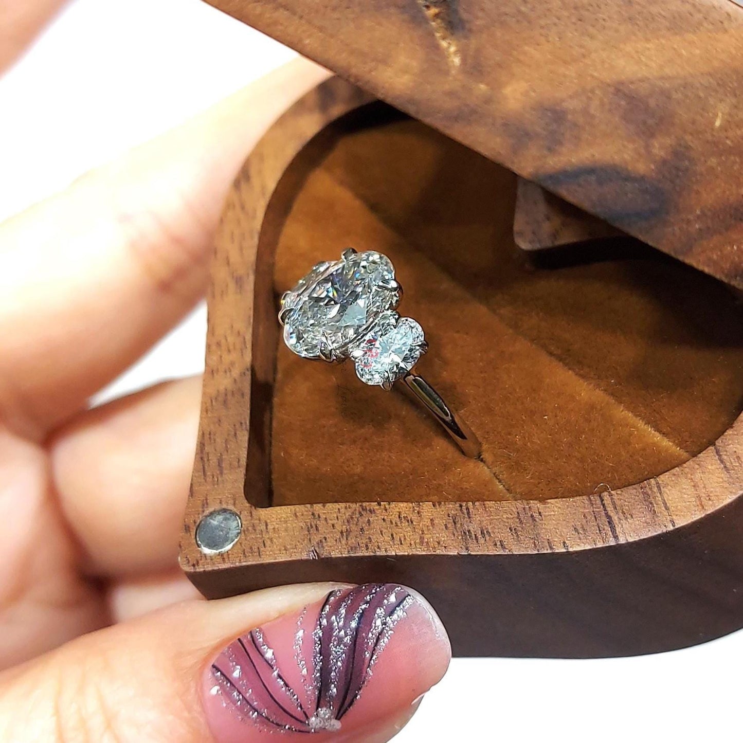 3 Karat IGI zertifizierter ovaler Labordiamant Dreisteinring Oval cut Moissanite engagement ring in Gold or Platinum — custom handcrafted by Forever For Love