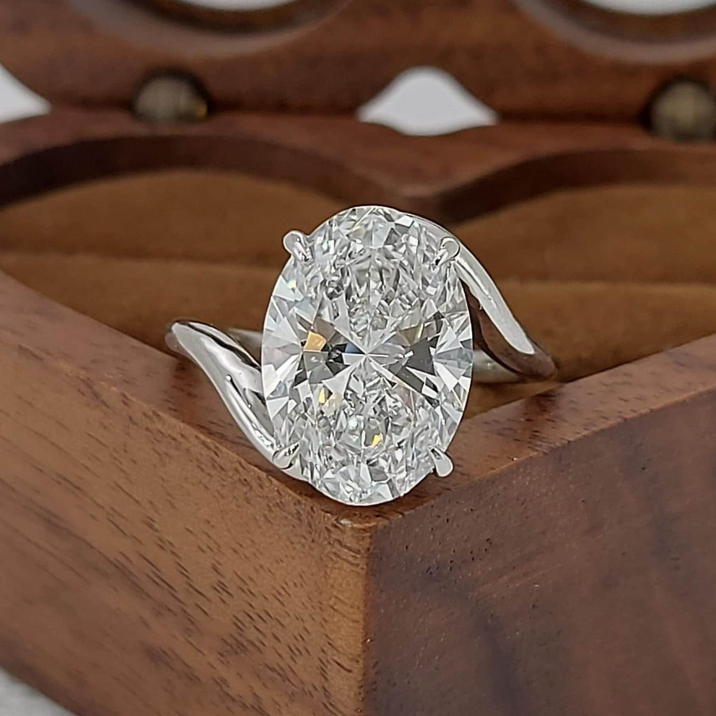 Bague de fiançailles solitaire ovale en diamant de laboratoire certifié IGI de 4,5 carats Oval cut 1Ct Moissanite taille brillant engagement ring in Gold or Platinum — custom handcrafted by Forever For Love