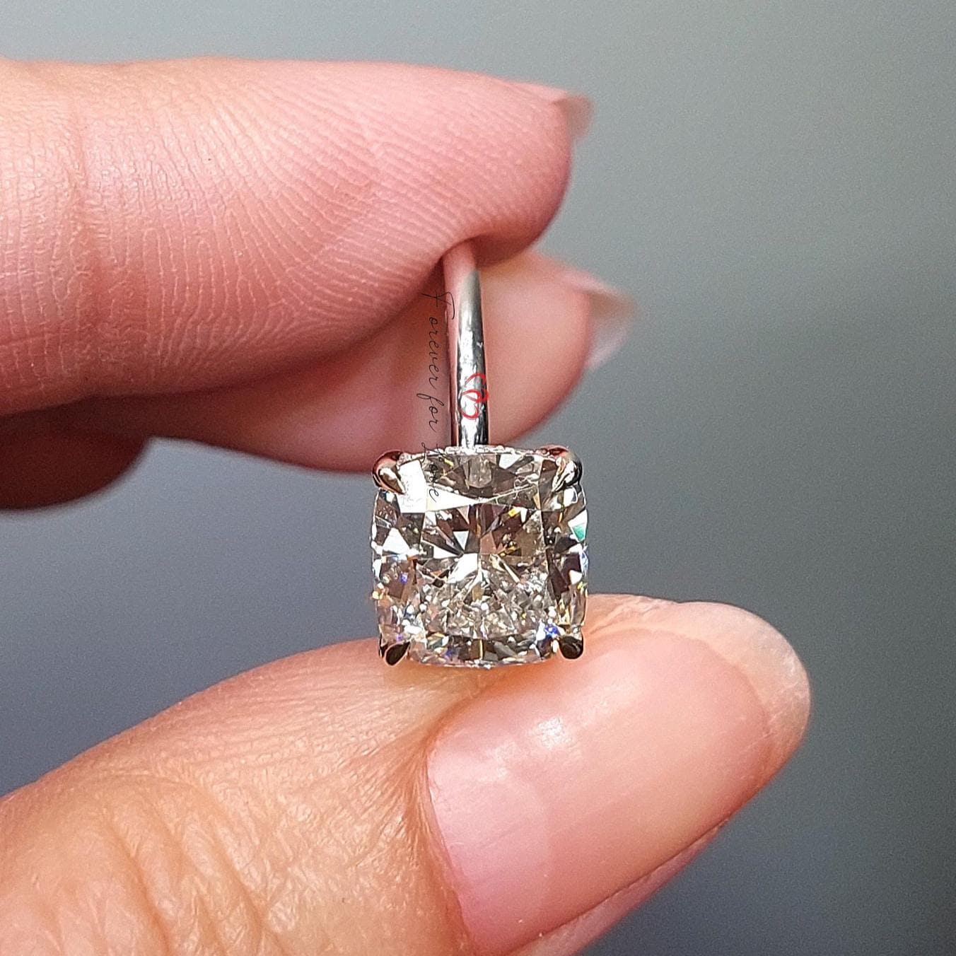3 Karat IGI zertifizierter Kissen Labordiamant Hidden Halo Pavé Ring Cushion cut Moissanite engagement ring in 935er Argentium Silber — custom handcrafted by Forever For Love