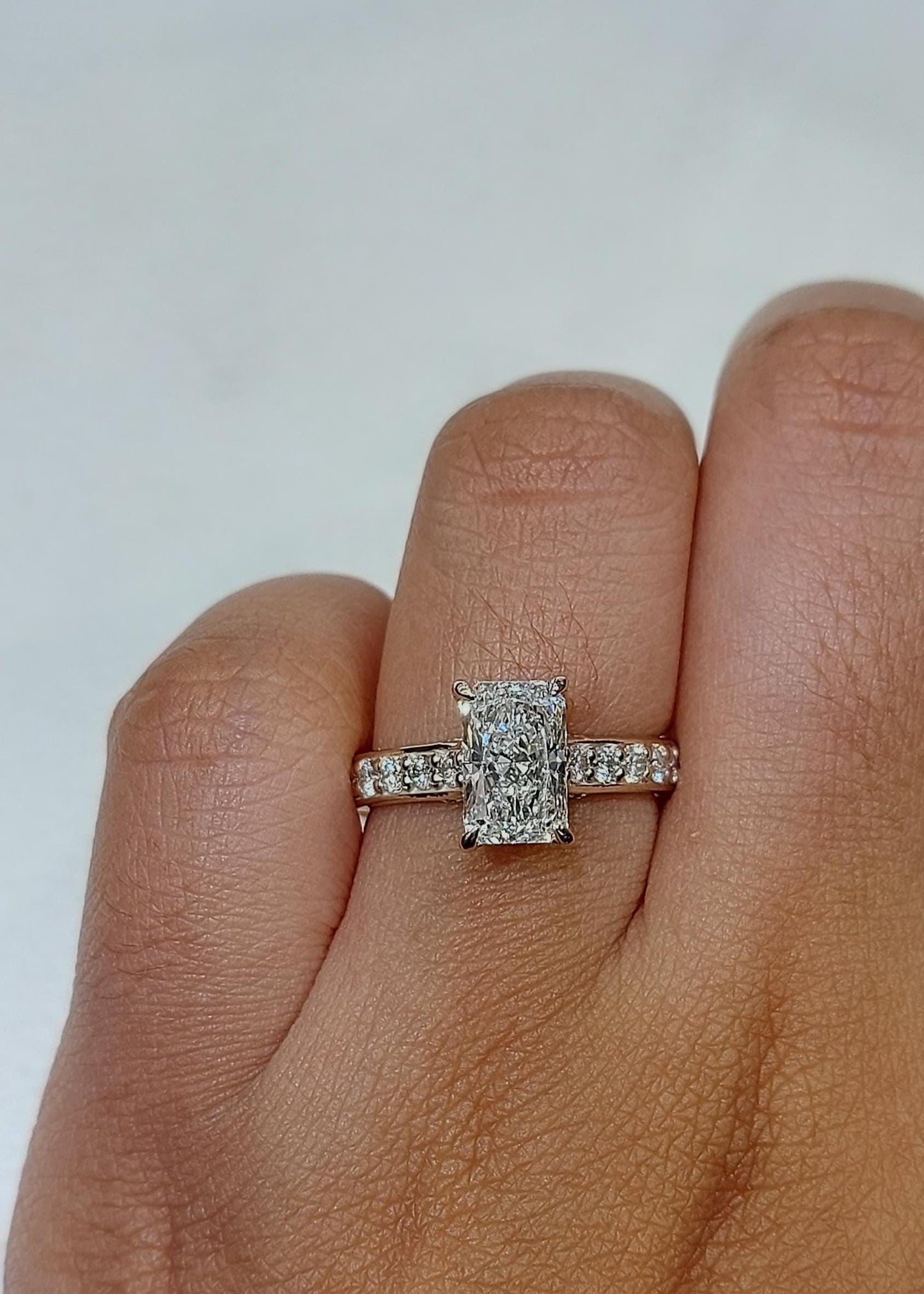 Bague de fiançailles auréolée de diamants de laboratoire taille radiant Radiant cut 1Ct Moissanite taille brillant engagement ring in Gold or Platinum — custom handcrafted by Forever For Love