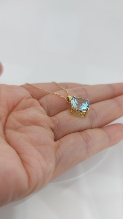 Aquamarin-Halskette mit Anhänger aus 14 Karat Massivgelbgold für Damen, kissenförmiger Aquamarin-Anhänger, Geburtsstein März.