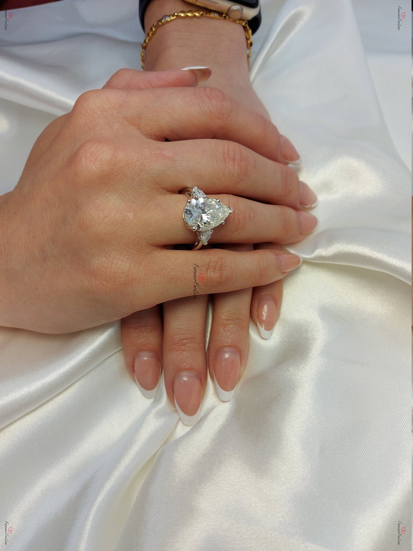 7,5 Karat tropfenförmiger Diamant-Verlobungsring, 14k Weißgold Diamantring, tropfenförmiger Verlobungsring, tropfenförmiger Moissanit-Ring, Drei-Stein-Ring. Pear cut Moissanite engagement ring in Gold or Platinum — custom handcrafted by Forever For Love