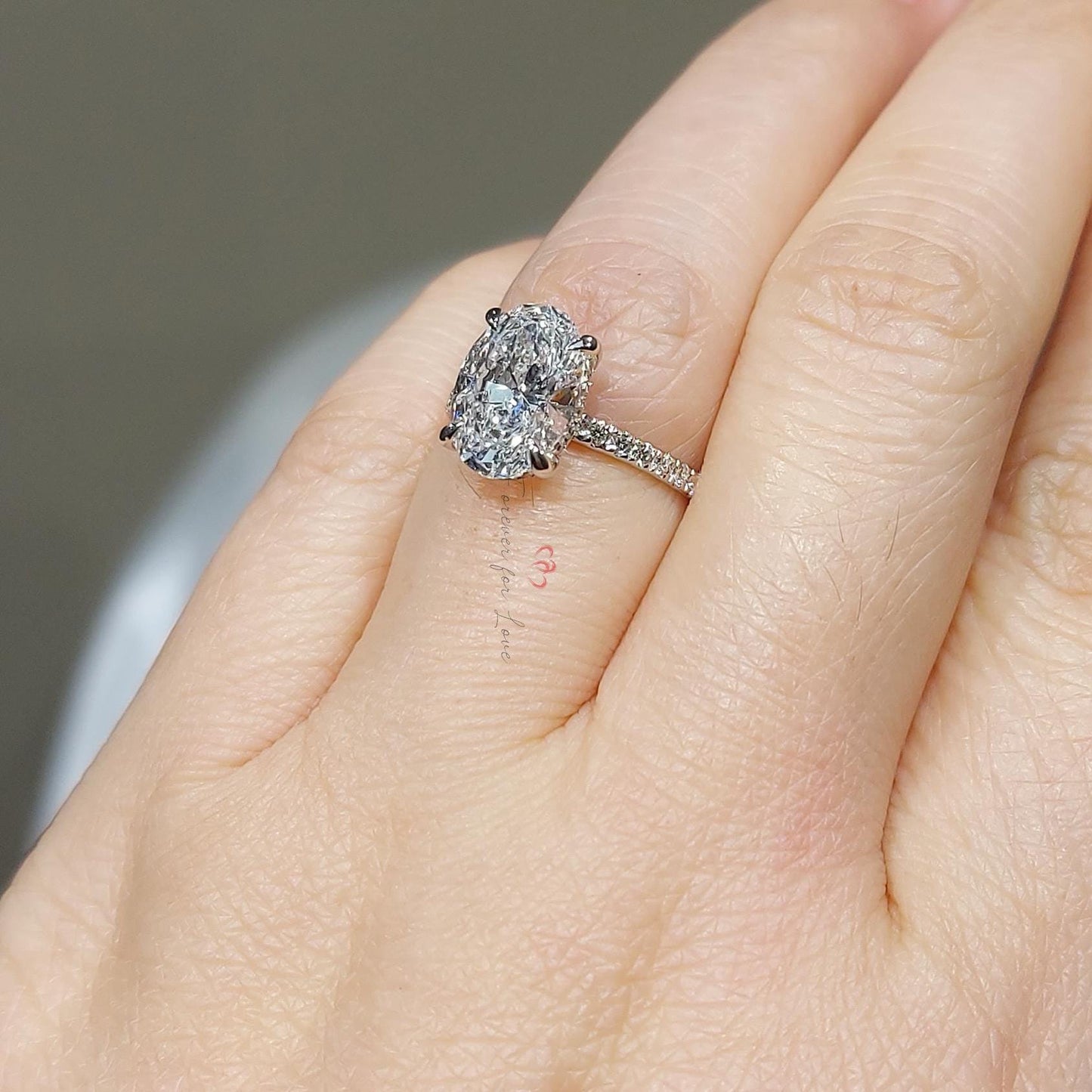 Bague de fiançailles solitaire ovale en diamant de laboratoire certifié IGI de 2,5 carats Oval cut 1Ct Moissanite taille brillant engagement ring in Gold or Platinum — custom handcrafted by Forever For Love