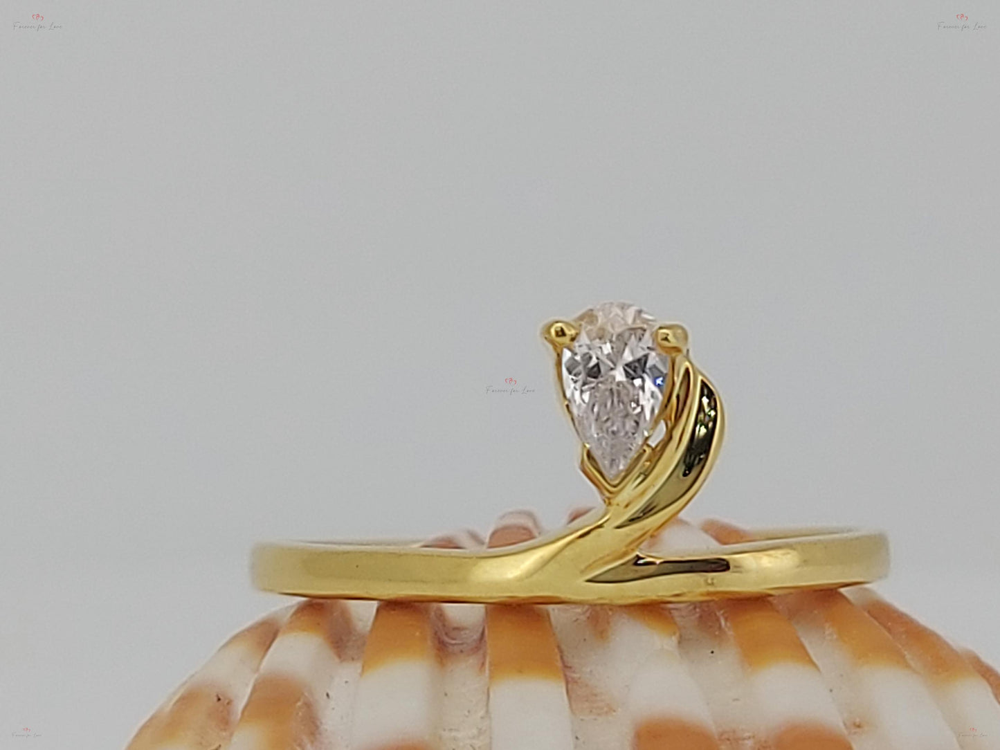 1,5 Karat IGI zertifizierter birnenförmiger Labor-Diamant-Verlobungsring Pear cut Moissanite engagement ring in 935er Argentium Silber — custom handcrafted by Forever For Love