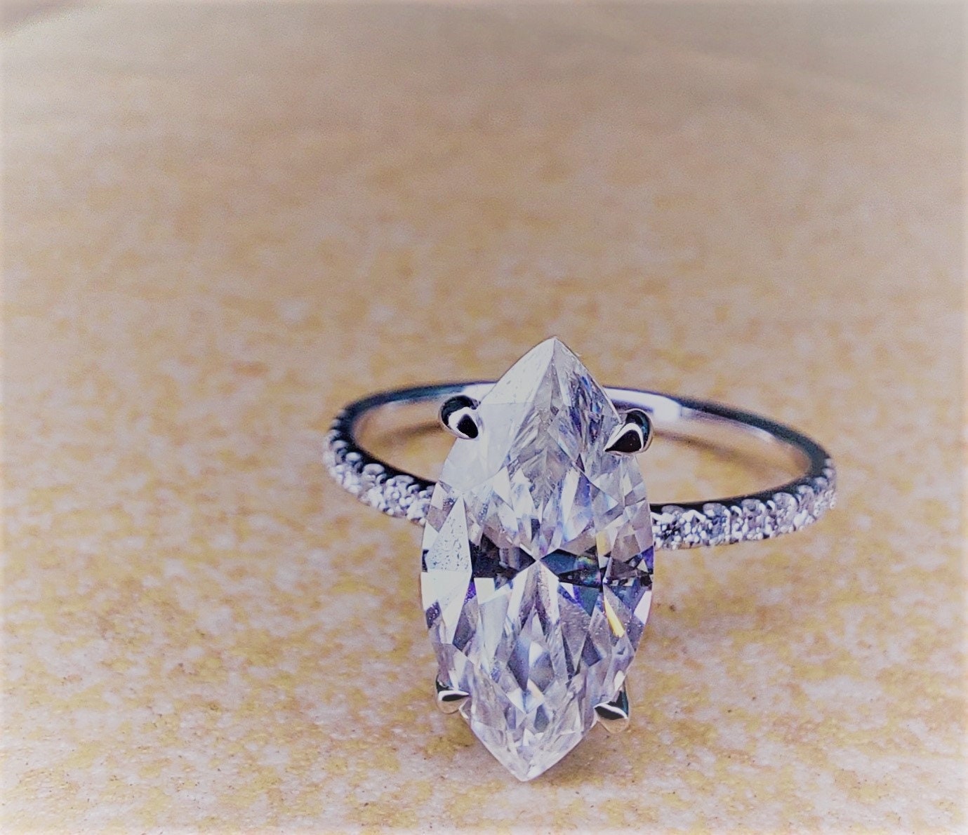 Verlobungsring mit 4 Karat Marquise-Naturdiamant, Moissanit und verstecktem Halo Marquise cut Moissanite engagement ring in 935 Argentium Silber — custom handcrafted by Forever For Love