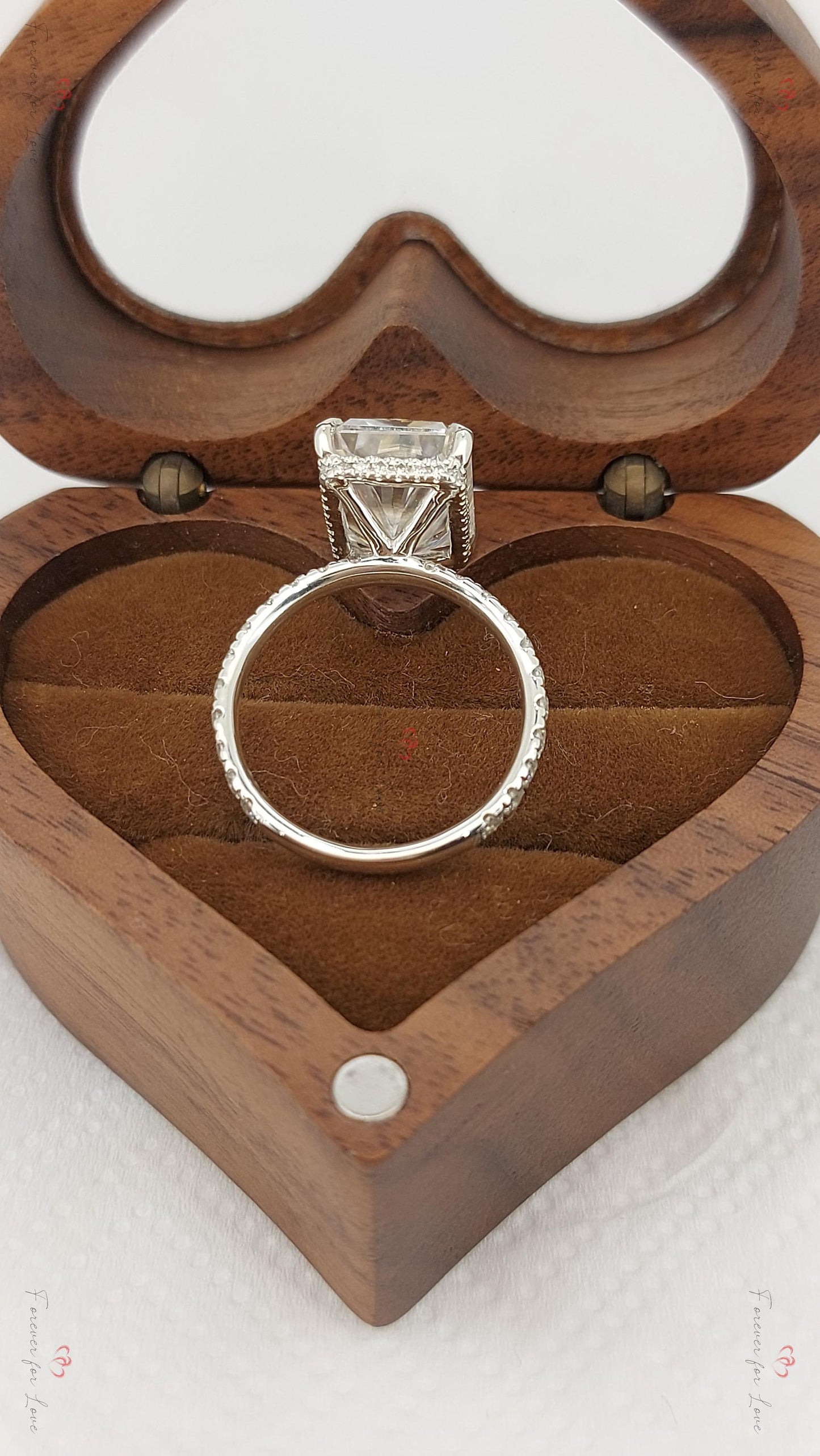 Alliance éternité moissanite taille radiant 5 carats Radiant cut 1Ct Moissanite Taille Brillant engagement ring in Gold or Platinum — custom handcrafted by Forever For Love