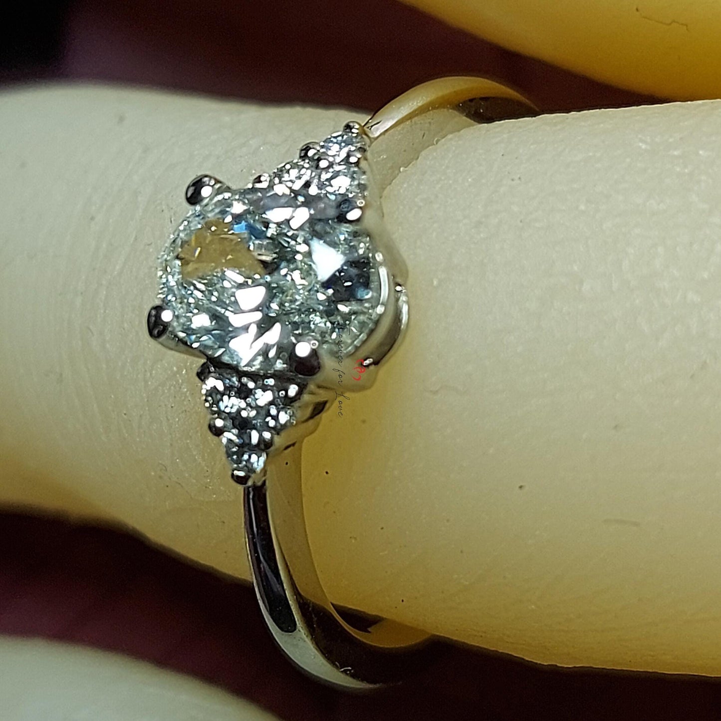Bague de fiançailles en diamant de laboratoire ovale de 1,5 carat avec pierres latérales rondes Oval cut 1Ct Moissanite taille brillant engagement ring in Gold or Platinum — custom handcrafted by Forever For Love