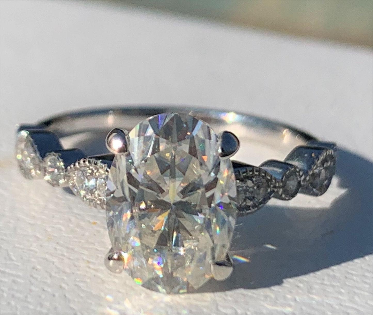 2 Karat ovaler Moissanit Art-déco-Verlobungsring mit Diamantakzenten Oval cut Moissanite engagement ring in 935 Argentium Silber — custom handcrafted by Forever For Love