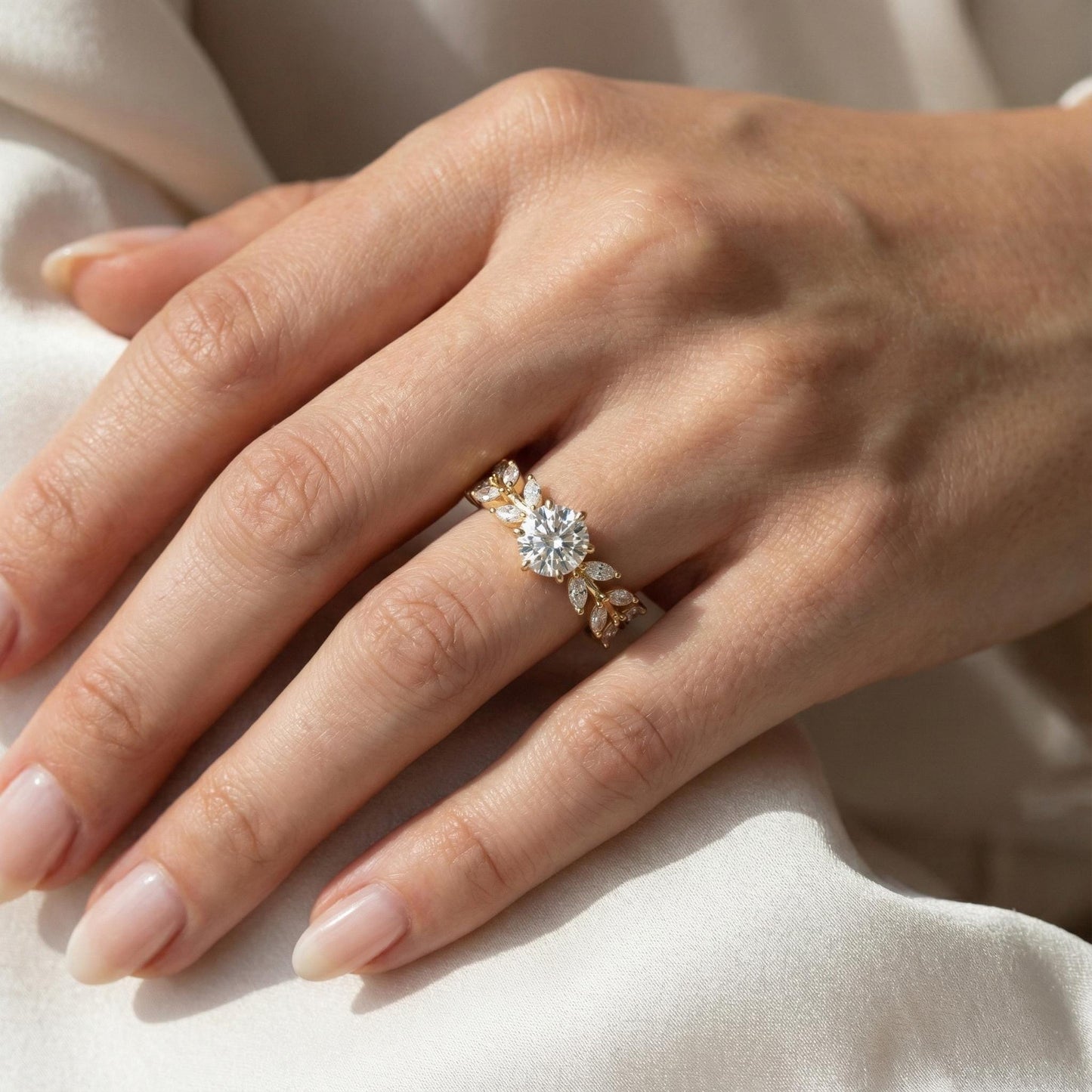 Bague IGI Marquise avec Diamant de Synthèse Marquise cut 1Ct Moissanite coupe brillante engagement ring in Gold or Platinum — custom handcrafted by Forever For Love