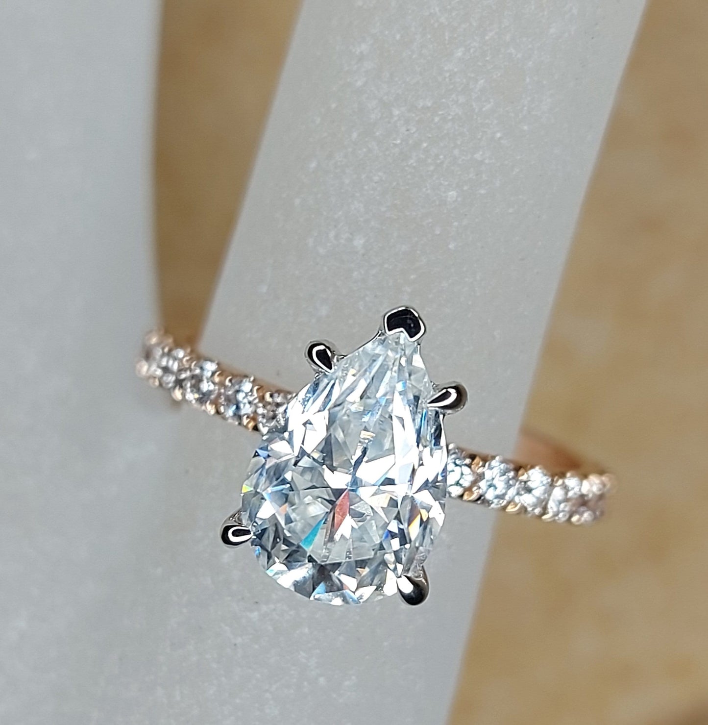 2 Karat birnenförmiger Moissanit-Verlobungsring mit Eternity-Band Pear cut Moissanite engagement ring in 935er Argentium Silber — custom handcrafted by Forever For Love