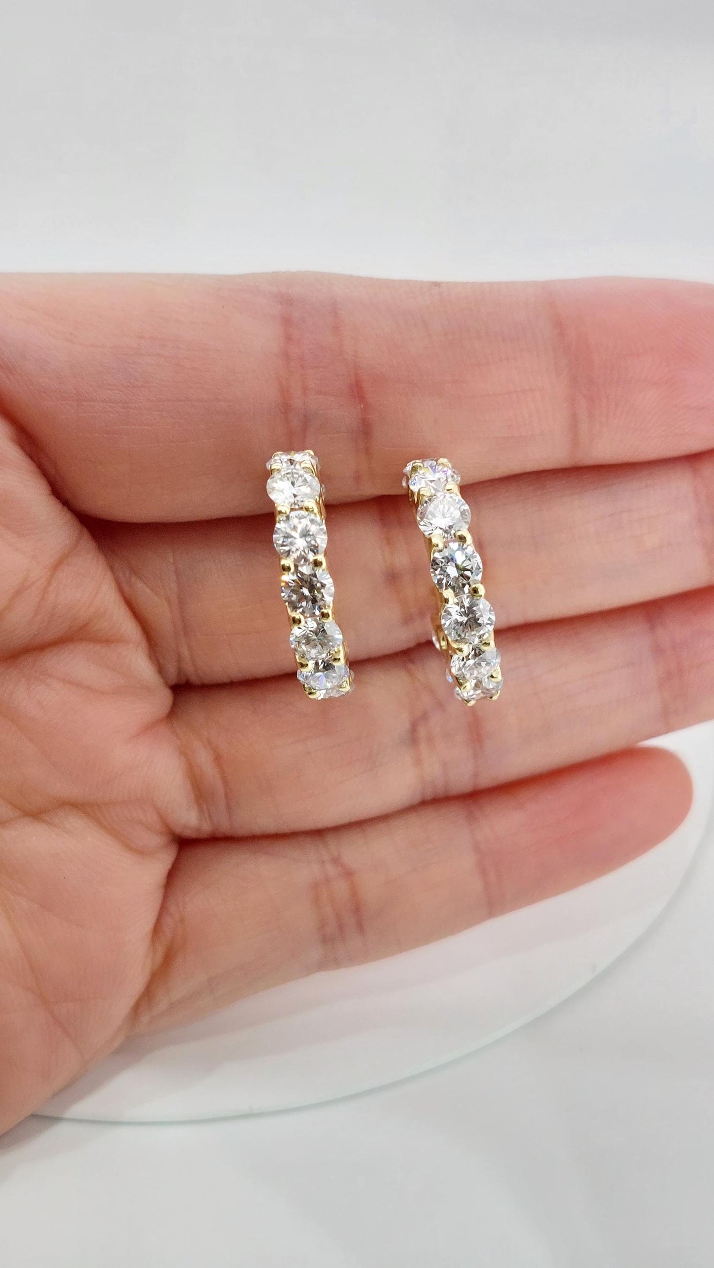 4MM Runde Laborgediamanten Ohrringe, 18 K Weißgold Creolen Für Sie, Diamant Huggies Ohrringe, Jubiläumsgeschenk Für Ehefrau. Moissanite engagement ring in Gold or Platinum — custom handcrafted by Forever For Love