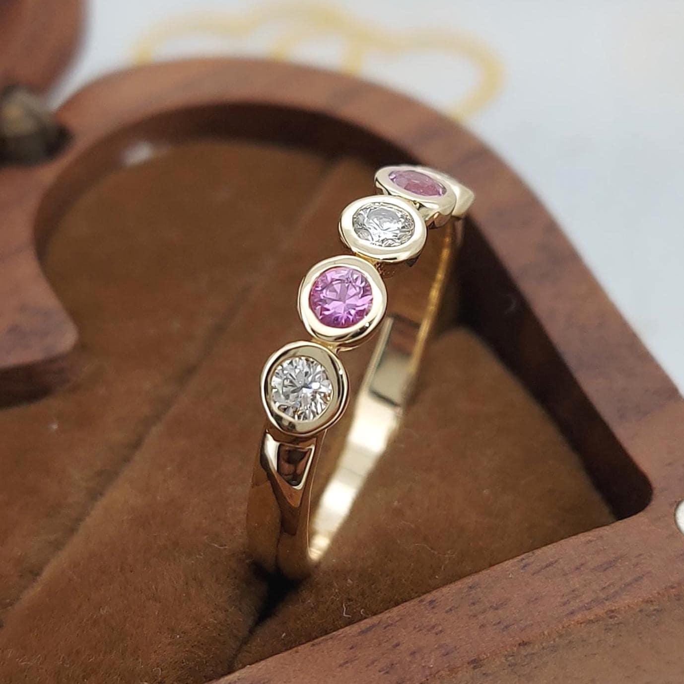 14k Massiver Gold Bubble Bezel Runder Labor-Diamant Ehering Halber Eternity Diamant Verlobungsring Diamant und Pink Saphir Alternativer Ring Round cut Moissanite engagement ring in 935 Argentium Silber — custom handcrafted by Forever For Love