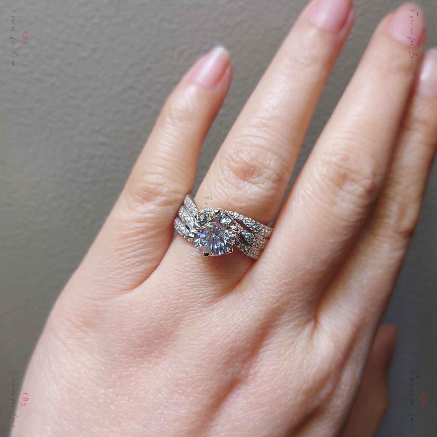 4 Karat runder Moissanit Solitär Verlobungsring Round cut Moissanite engagement ring in 935er Argentium Silber — custom handcrafted by Forever For Love