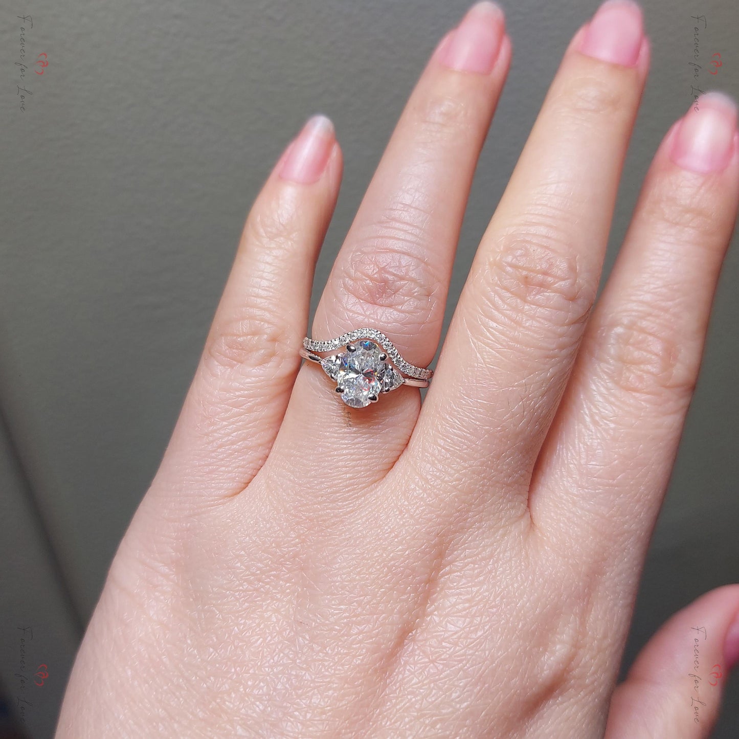 1,5 Karat ovaler Moissanit-Verlobungsring mit Akzentsteinen Oval cut Moissanite engagement ring in 935er Argentium Silber — custom handcrafted by Forever For Love