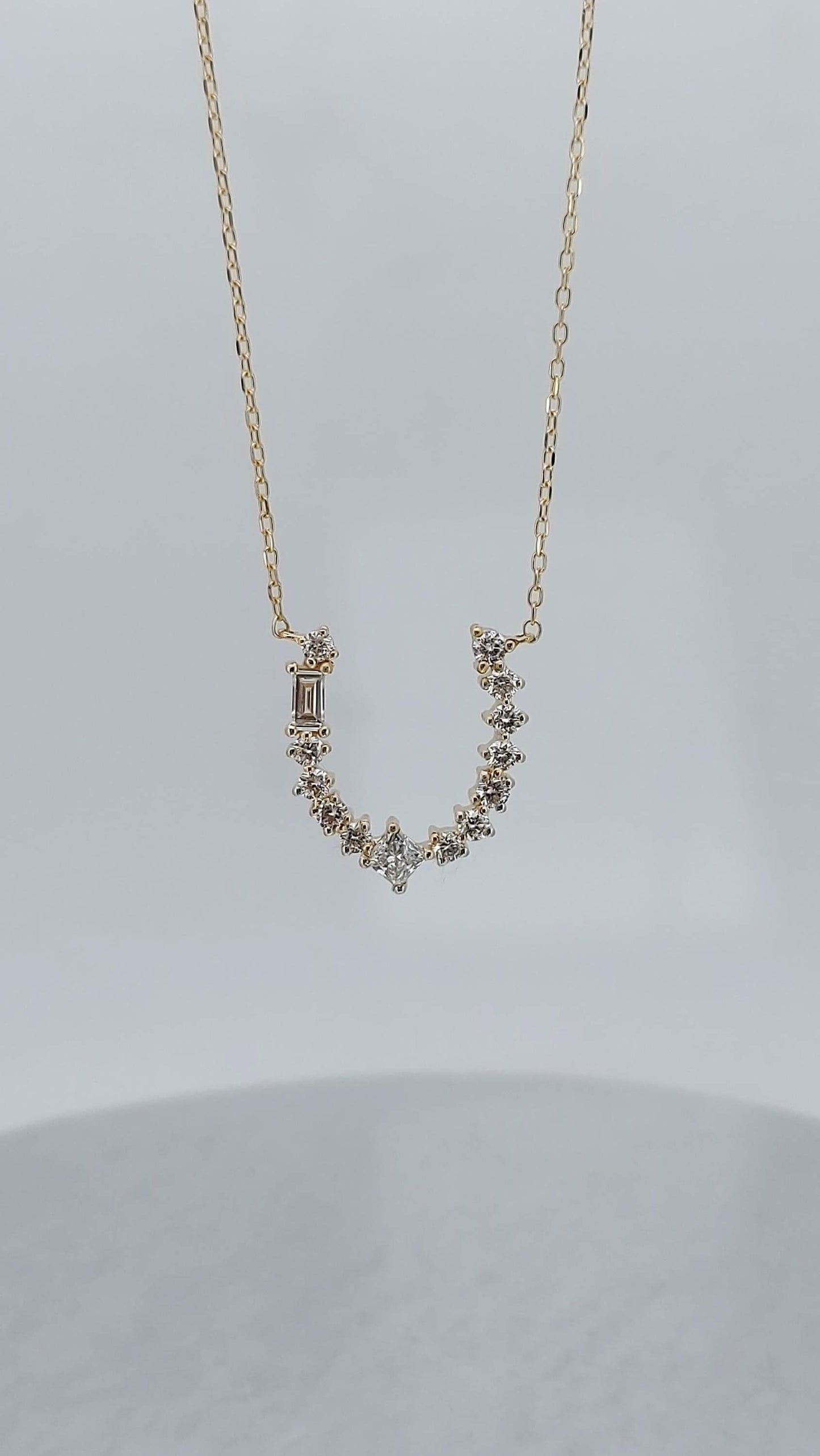 Collier fer à cheval porte-bonheur, cadeau pour les passionnés de chevaux | Pendentif délicat en or ou en argent | Breloque porte-bonheur personnalisée | Cadeau de remise de diplôme ou d'anniversaire Moissanite engagement ring in Gold or Platinum — custom handcrafted by Forever For Love