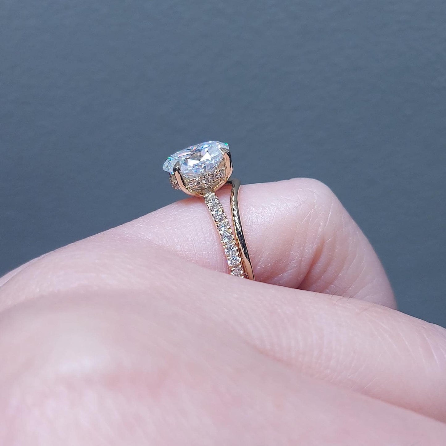 3ct Ehering-Set mit ovalem Schliff in Gelbgold, ovales Brautset mit Brillantschliff, oval geschnittenes Moissanit-Brautset, Moissanit-Brautset. Oval cut Moissanite engagement ring in 935 Argentium Silber — custom handcrafted by Forever For Love