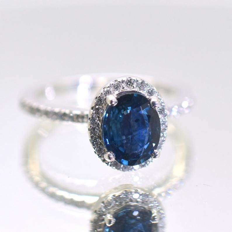 Bague de fiançailles saphir et diamant bleu ovale 2 carats Oval cut 1Ct Saphir naturel engagement ring in Gold or Platinum — custom handcrafted by Forever For Love