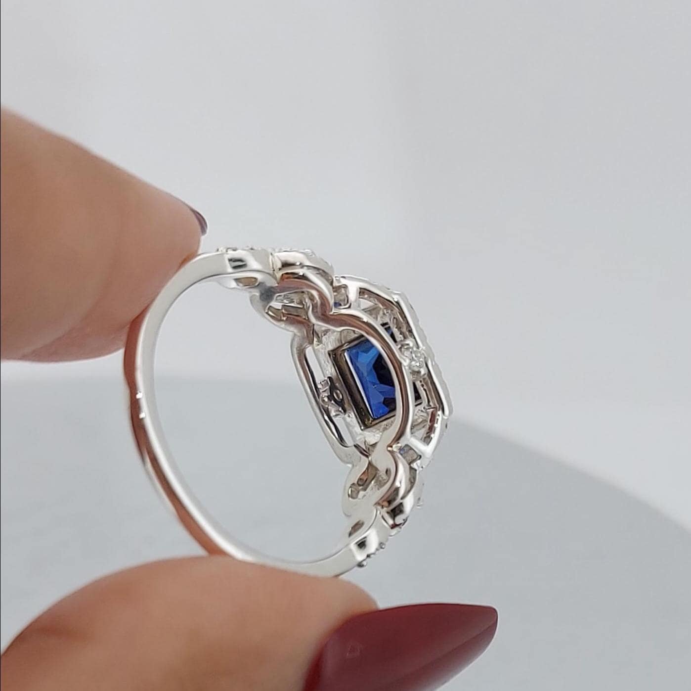 Bande de princesse saphir bleu Princess cut 1Ct Saphir naturel engagement ring in Gold or Platinum — custom handcrafted by Forever For Love