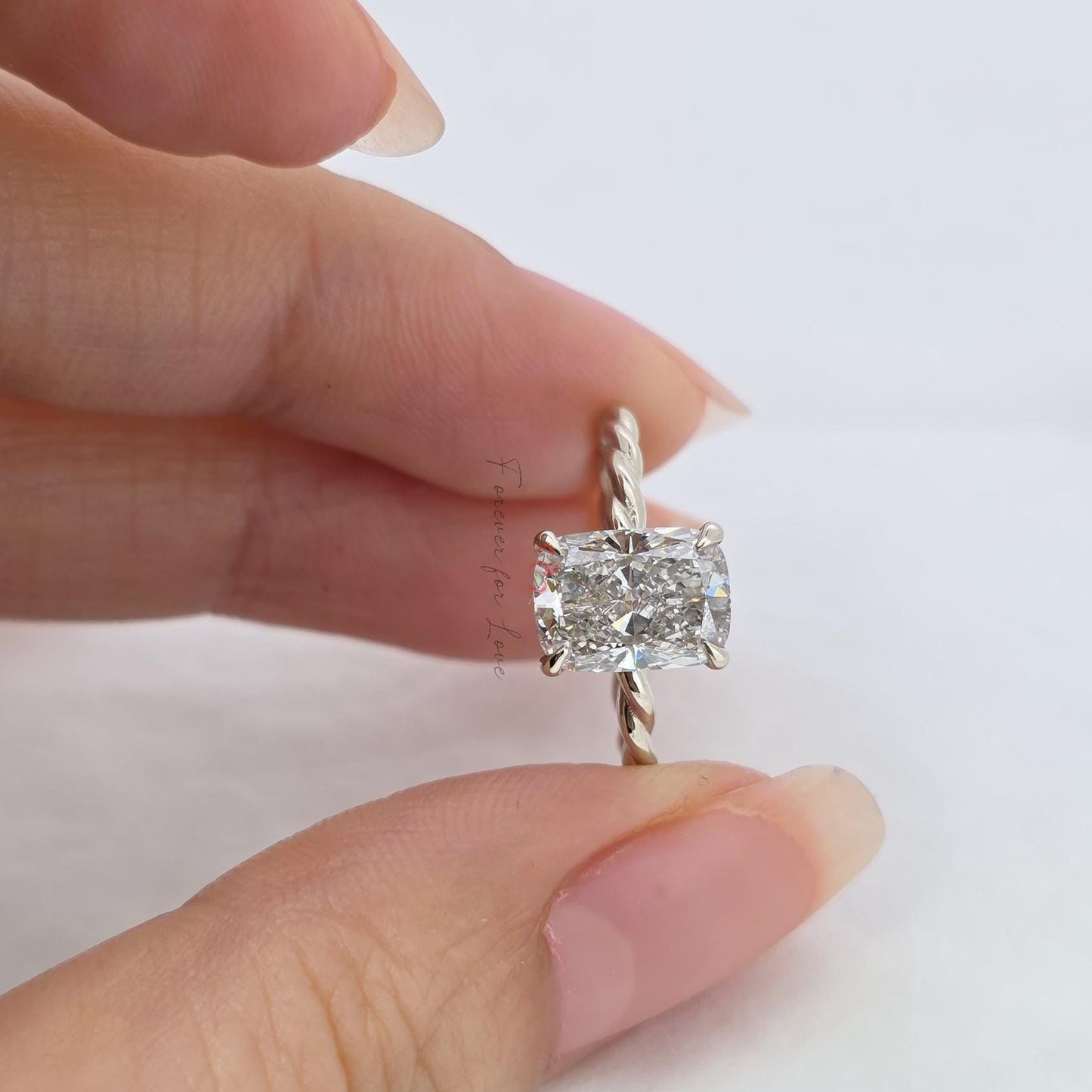 2.5 Karat IGI-zertifizierter Kissen-Labor-Diamant-Verlobungsring Cushion cut Moissanite engagement ring in 935 Argentium Silber — custom handcrafted by Forever For Love