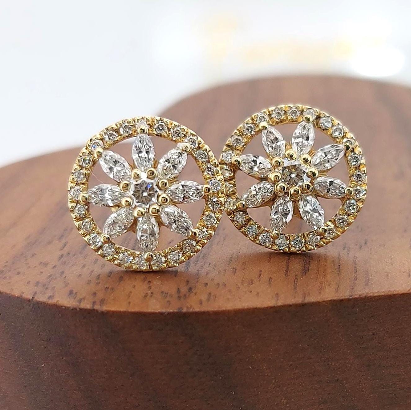14k Diamant Blumen Ohrstecker im Marquise-Schliff, florale goldene Ohrstecker, zarte Alltags-Diamantohrringe, minimalistischer Schmuck, perfektes Geschenk Moissanite engagement ring in Gold or Platinum — custom handcrafted by Forever For Love