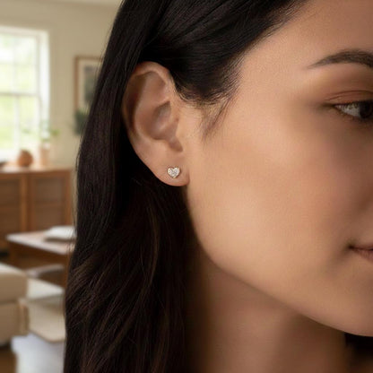 14K herzförmige Labor-Diamantohrringe, Lünettenfassung, Ohrstecker, einzigartiges Design, minimalistisches Jubiläumsgeschenk, perfektes Geschenk für sie.