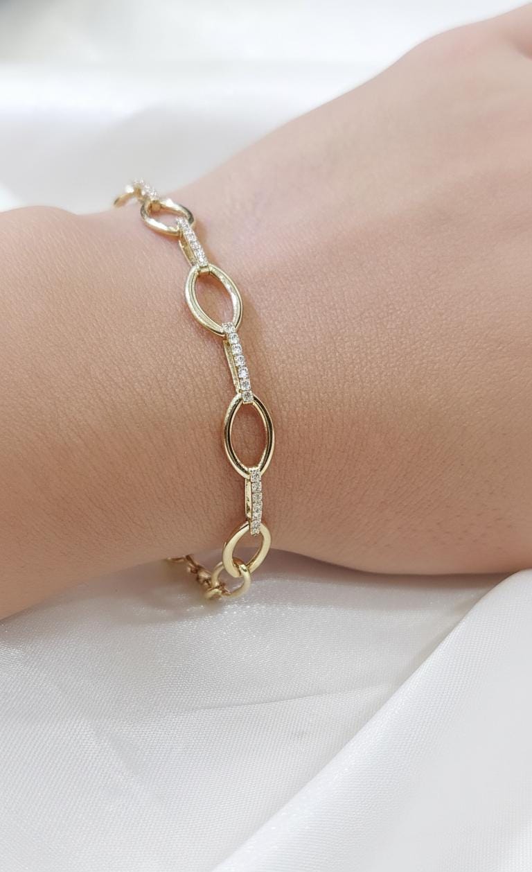 Armband aus 14 Karat Massivgold mit Büroklammerkette, zartes Goldarmband, Labor-Diamant-Pavé-Armband, Jubiläumsgeschenk für sie. Moissanite engagement ring in Gold or Platinum — custom handcrafted by Forever For Love