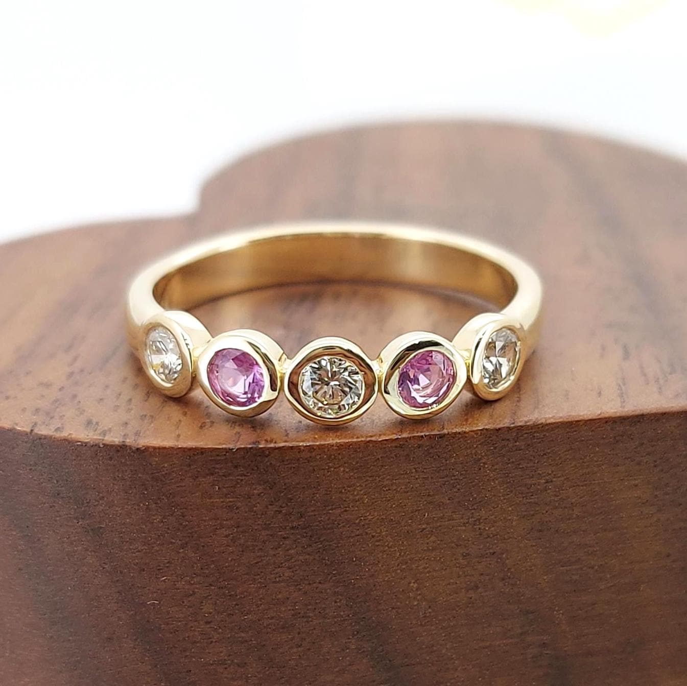 14k Massiver Gold Bubble Bezel Runder Labor-Diamant Ehering Halber Eternity Diamant Verlobungsring Diamant und Pink Saphir Alternativer Ring Round cut Moissanite engagement ring in 935 Argentium Silber — custom handcrafted by Forever For Love