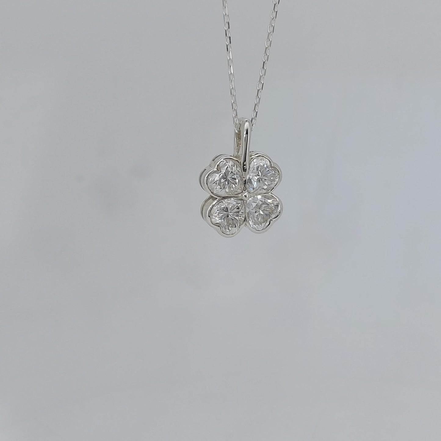 Collier Trèfle Cœur Diamant, Or Jaune 14 carats, Pendentif Cœur Minimaliste Délicat, Collier Femme en Vrai Diamant, Cadeau Spécial Pour Elle. Moissanite engagement ring in Gold or Platinum — custom handcrafted by Forever For Love