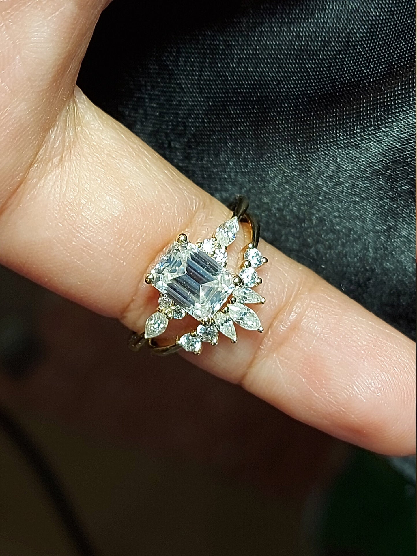 Verlobungsring aus Moissanit und Diamant im Smaragdschliff mit Marquise-Akzenten Emerald cut Moissanite engagement ring in 935er Argentium Silber — custom handcrafted by Forever For Love