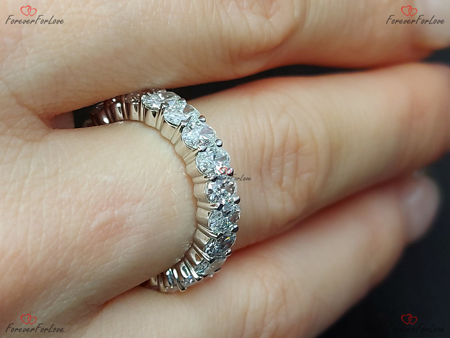 Bague Éternité Ovale Diamants de Synthèse Certifiée, Bague de Mariage en Platine Entièrement Pavée de Diamants Ovales Sertis à Griffes Partagées Oval cut Moissanite Taille Brillant engagement ring in Gold or Platinum — custom handcrafted by Forever For Love