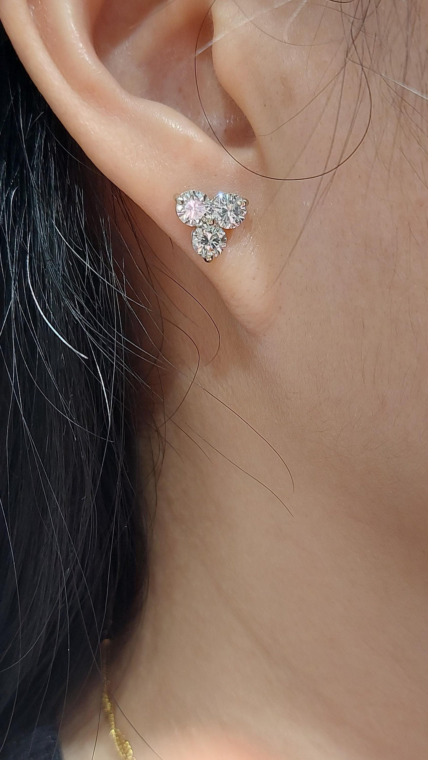 Ohrstecker aus 14 Karat Gold und Diamanten, 4 mm Diamant-Cluster-Ohrring mit Sicherheitsverschluss, Paar Ohrringe aus 14 Karat Rosé-, Weiß- und Gelbgold. Moissanite engagement ring in Gold or Platinum — custom handcrafted by Forever For Love