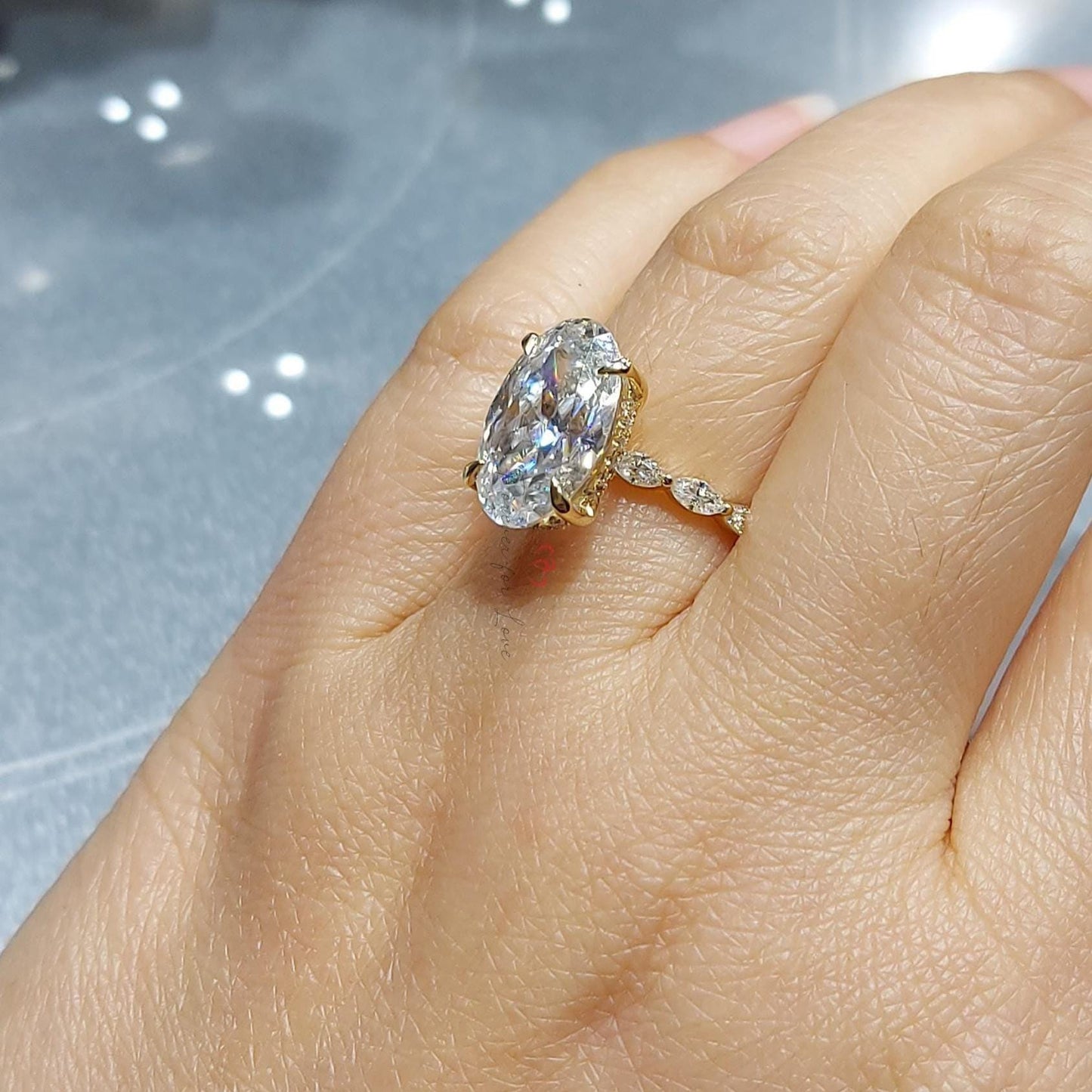 5.0 CT Oval Moissanite Hybrid Farbloser Verlobungsring, Oval Moissanite, Distance Pave Ehering, Handgemachter Ring, Jahrestagsgeschenk Ring Oval cut Moissanite engagement ring in 935 Argentium Silber — custom handcrafted by Forever For Love