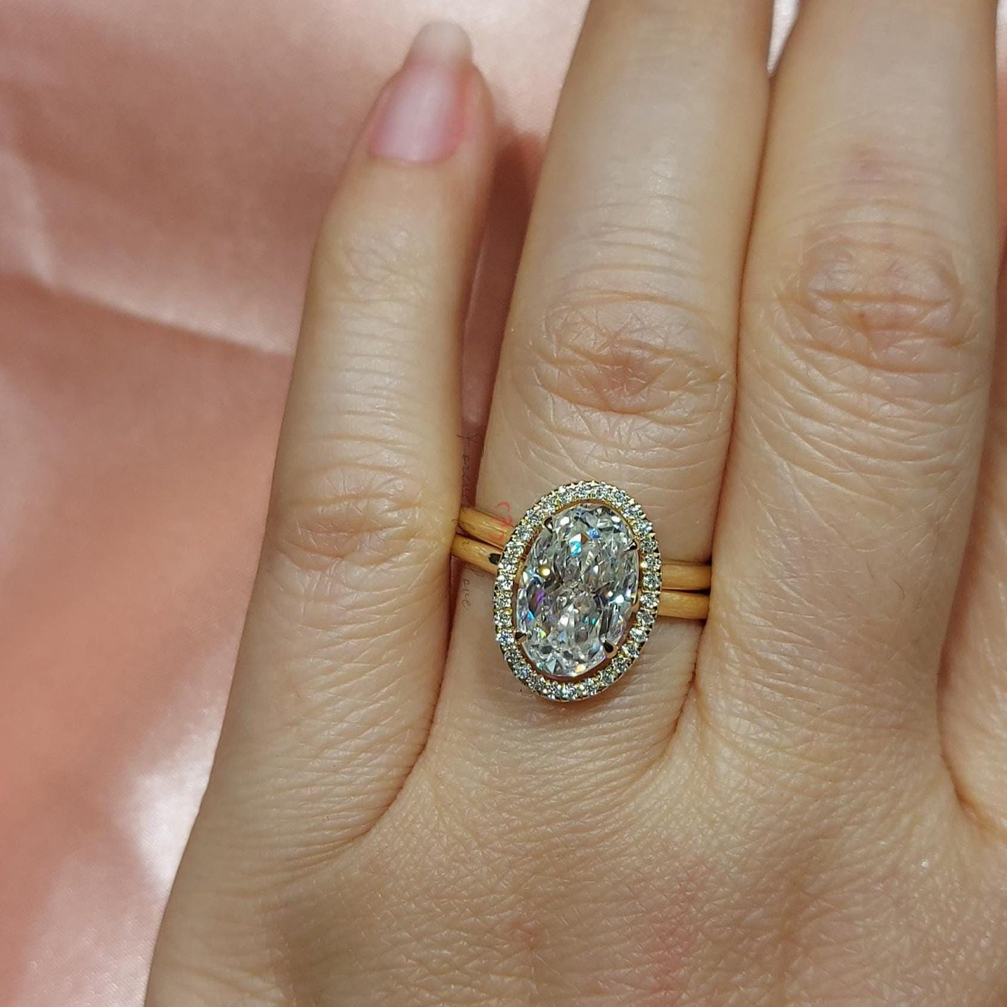 Bague de mariage unique avec insert ovale, bague en or jaune 14 carats, bague de 3 carats en moissanite taille ovale, bague halo ouverte magnifique Oval cut 1Ct Moissanite Taille Brillant engagement ring in Gold or Platinum — custom handcrafted by Forever For Love