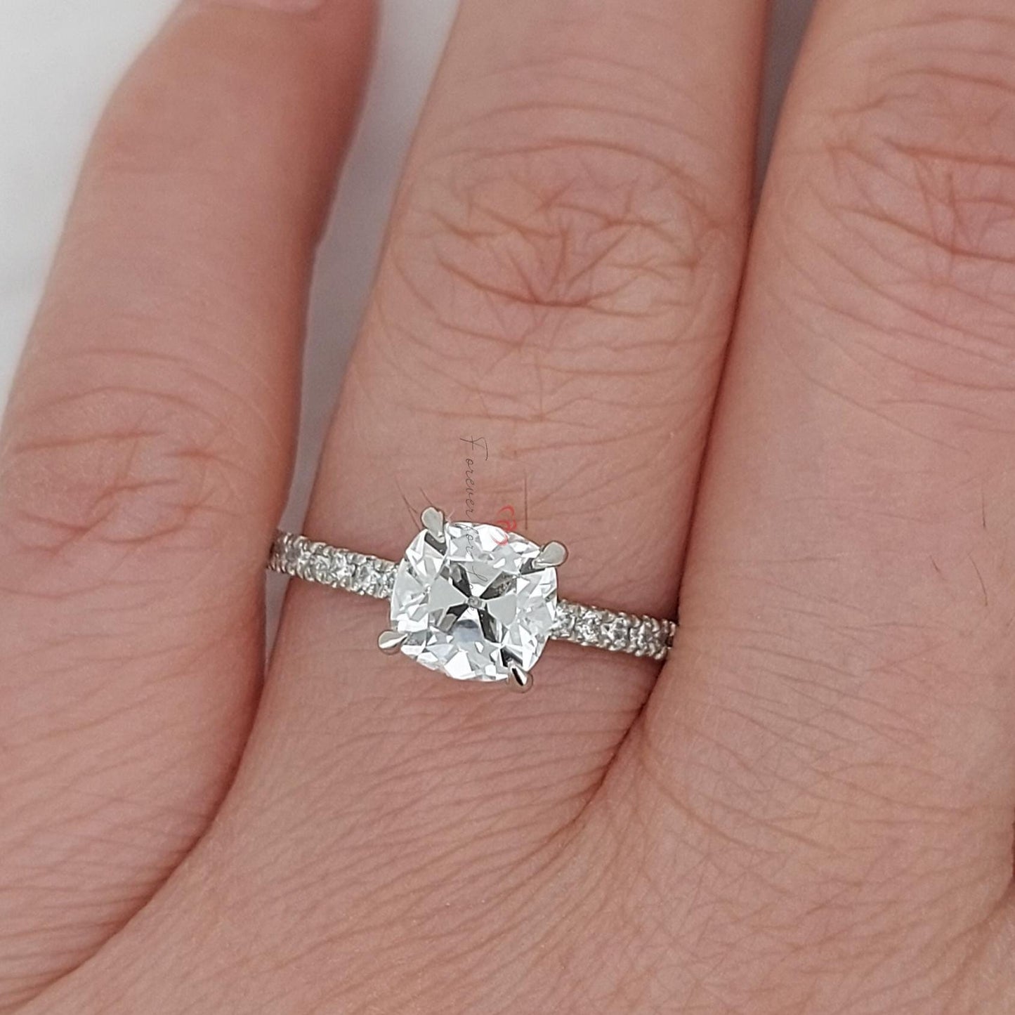 1,5 Karat IGI-zertifizierter Kissen-Diamant-Verlobungsring Cushion cut Moissanite engagement ring in 935 Argentium Silber — custom handcrafted by Forever For Love