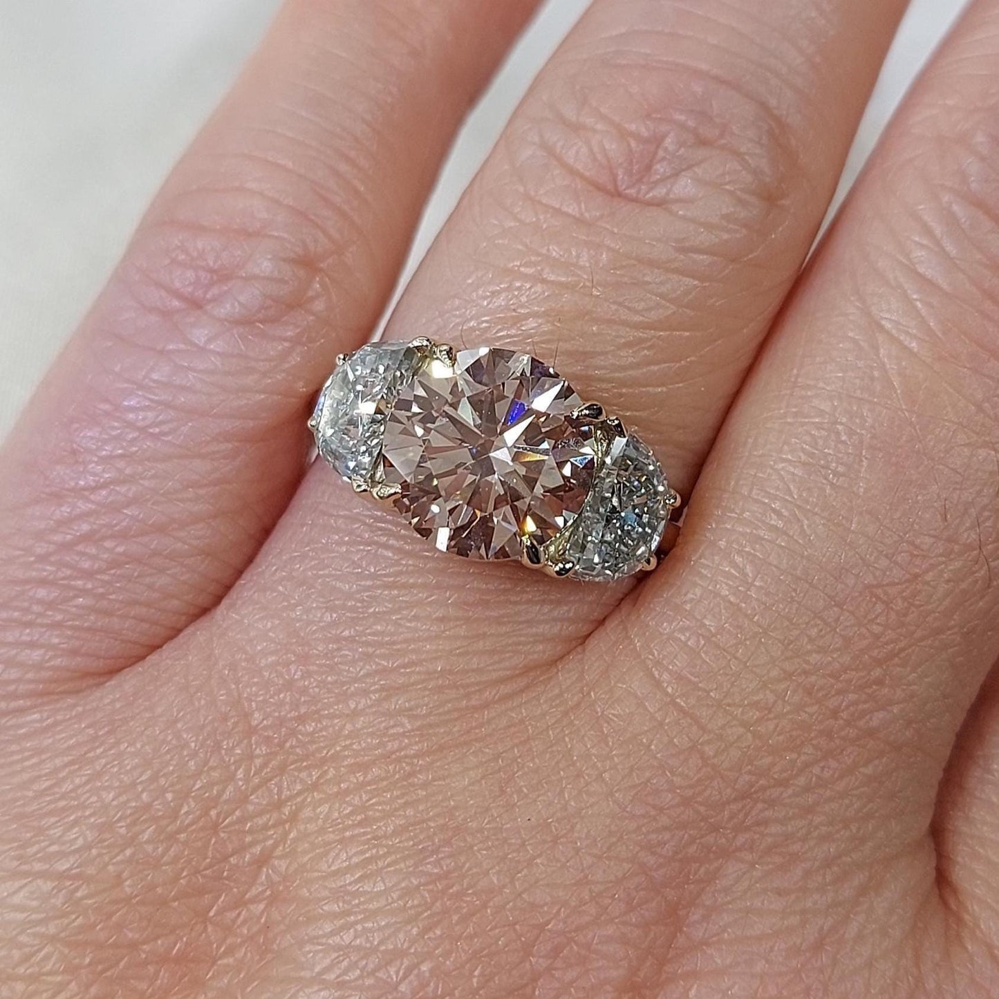 Bague de fiançailles trilogie avec diamant rond de laboratoire de 4 carats certifié IGI Round cut Moissanite engagement ring in Gold or Platinum — custom handcrafted by Forever For Love