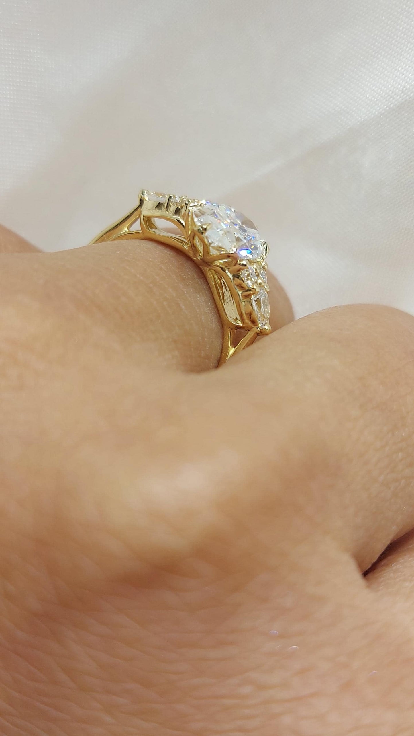 Ovaler Diamant-Moissanit-Verlobungsring Oval cut Moissanite engagement ring in Gold or Platinum — custom handcrafted by Forever For Love