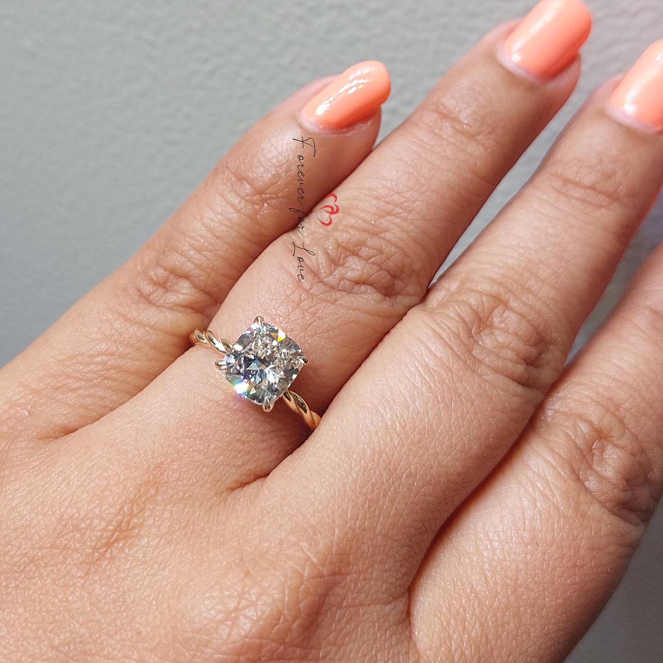 Bague de fiançailles en diamant de laboratoire coussin de 2 Ct certifié IGI Cushion cut 1Ct Moissanite Taille Brillant engagement ring in Gold or Platinum — custom handcrafted by Forever For Love