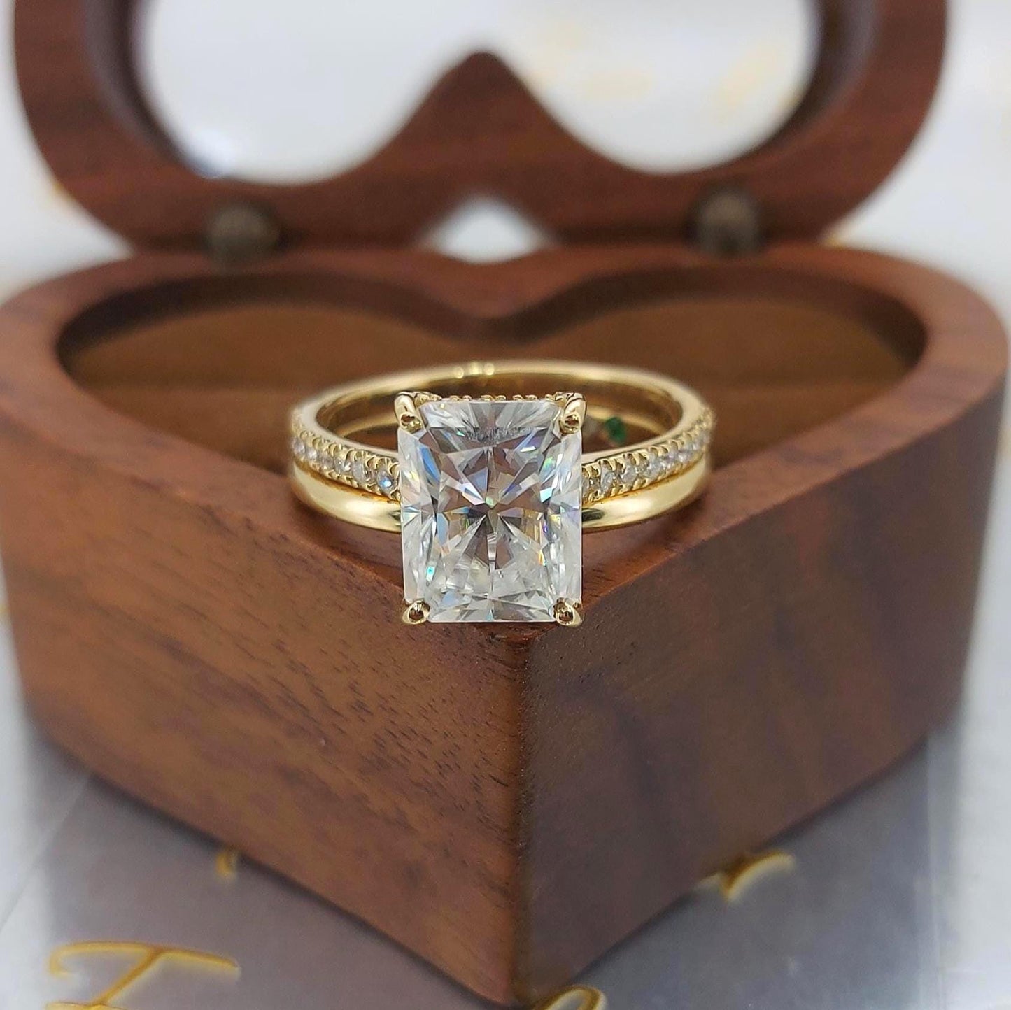 3,00 Karat Radiant Moissanit Ewigkeitring Radiant cut Moissanite engagement ring in 935 Argentium Silber — custom handcrafted by Forever For Love