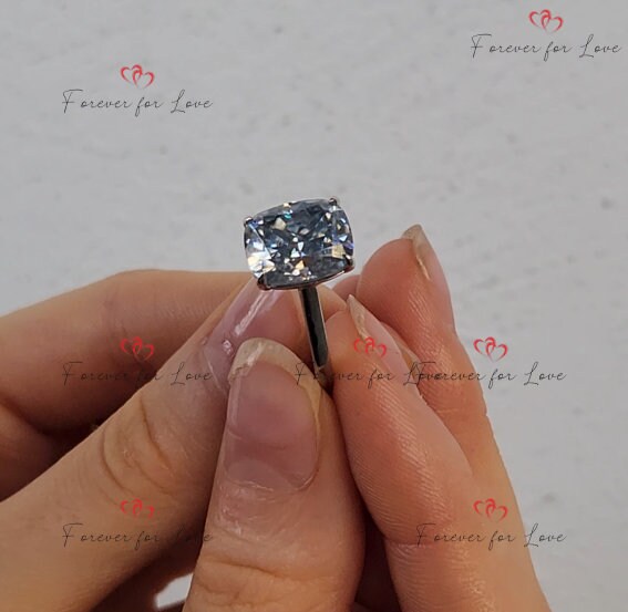 5 Karat Kissen Moissanit Solitär Verlobungsring mit grauem Stein Cushion cut Moissanite engagement ring in 935 Argentium Silber — custom handcrafted by Forever For Love