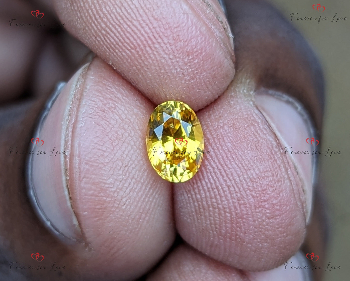 Ein natürlicher, eleganter, wärmebehandelter, aus Ceylon stammender, goldgelber Saphir im Ovalschliff. Dieser Stein wiegt 1,06 Karat. Moissanite engagement ring in Gold or Platinum — custom handcrafted by Forever For Love