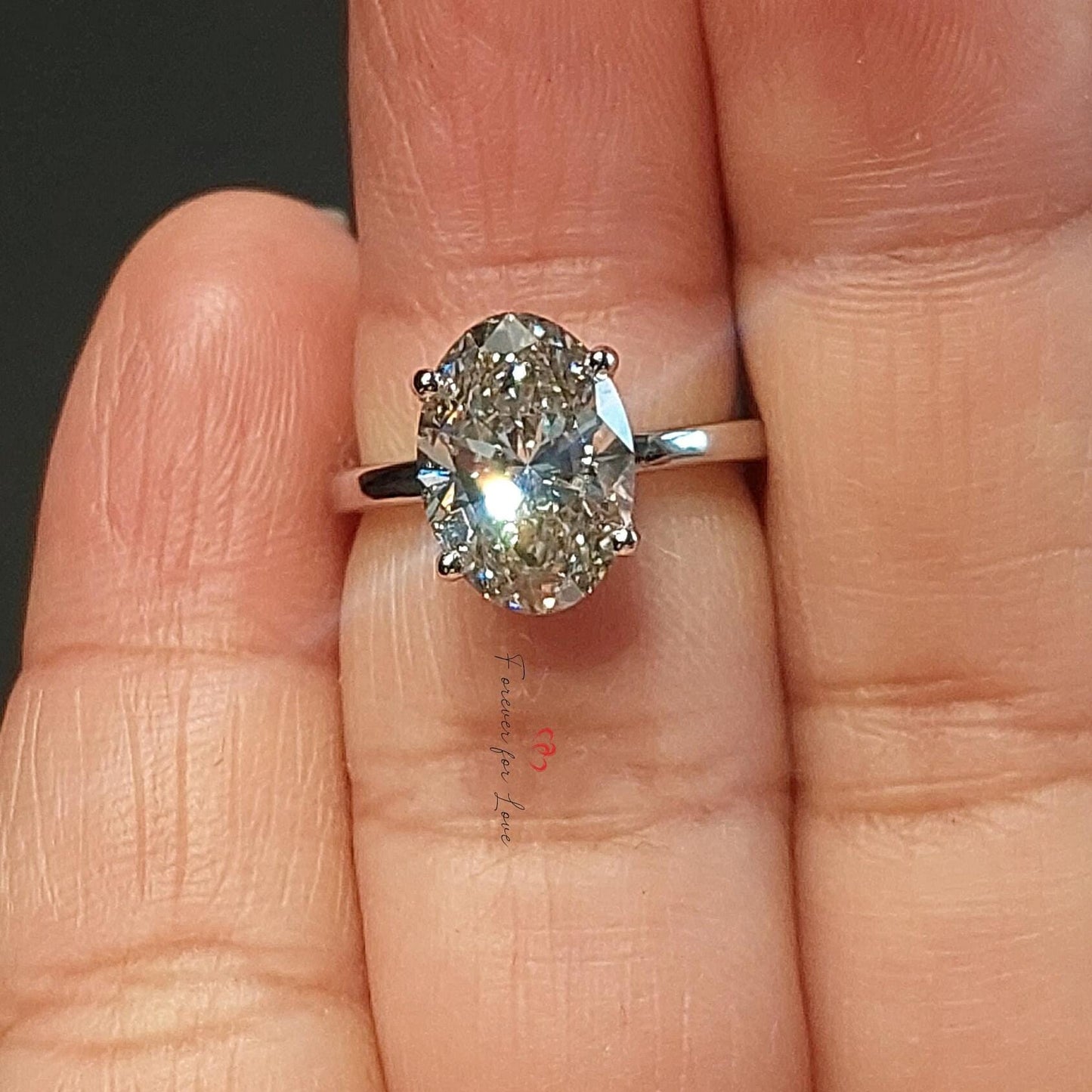 Bague de fiançailles en diamant de laboratoire ovale de 2,5 carats certifié IGI Oval cut 1Ct Moissanite taille brillant engagement ring in Gold or Platinum — custom handcrafted by Forever For Love