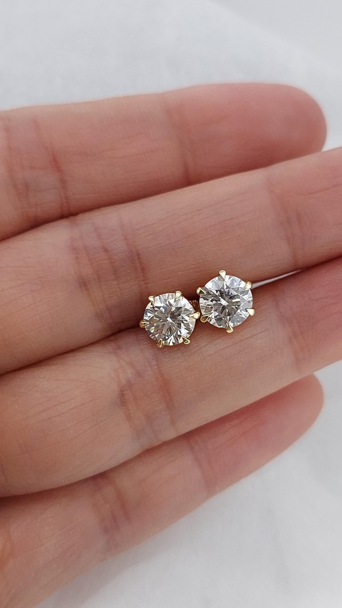 Boucles d'oreilles clous en or jaune avec diamants ronds de laboratoire totalisant 2 carats, clous en diamant, véritables clous en diamant, cadeau d'anniversaire, cadeau de Saint-Valentin pour elle Moissanite engagement ring in Gold or Platinum — custom handcrafted by Forever For Love