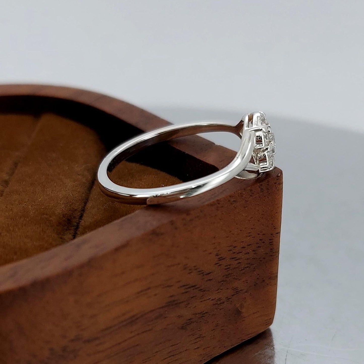 Bague ornée d'un diamant rond de 0,18 ct, certifié IGI Round cut 1Ct Moissanite Taille Brillant engagement ring in Gold or Platinum — custom handcrafted by Forever For Love