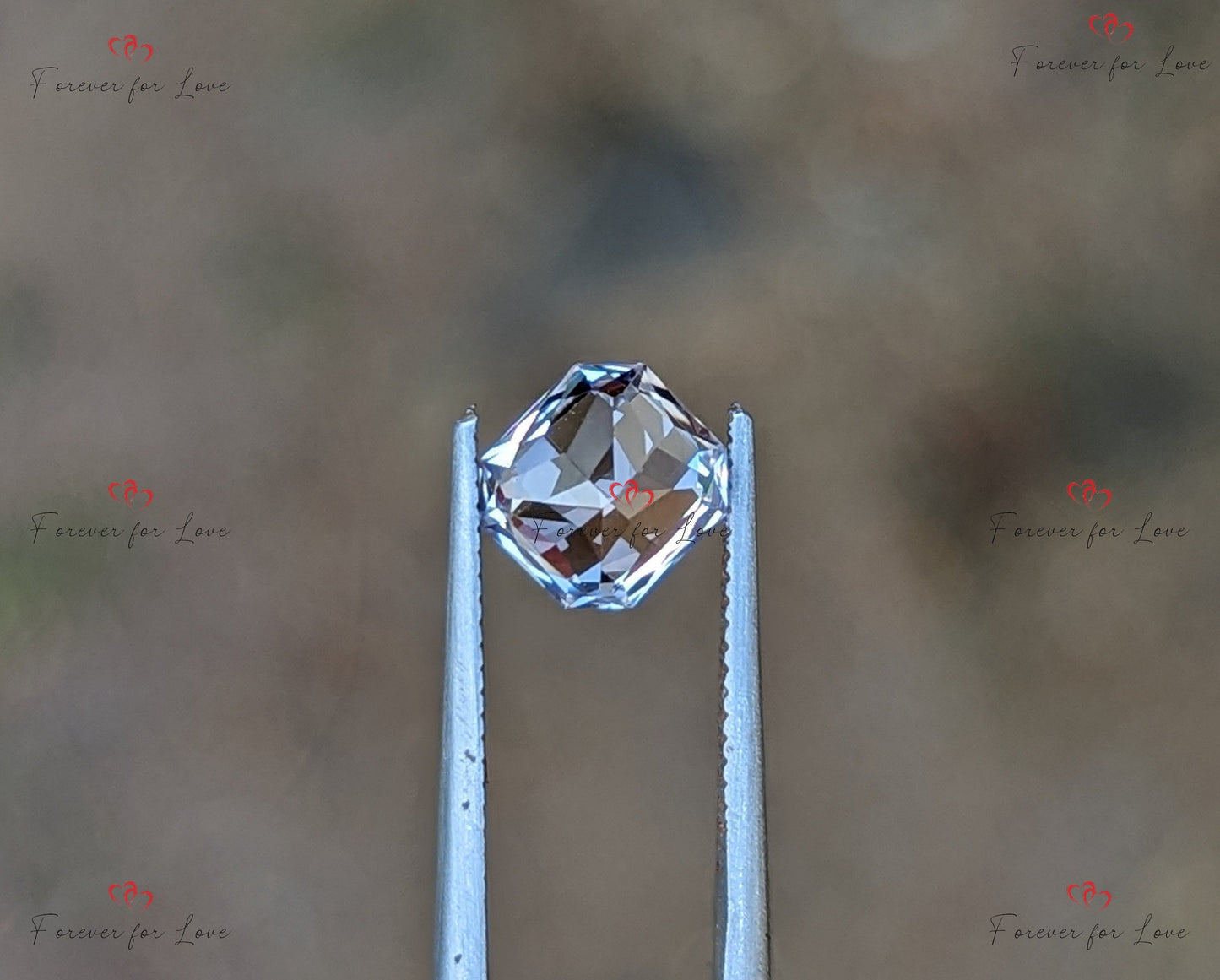 Saphir blanc unique de Ceylan, taille radiant, pierre de saphir naturelle extraite, bijou sur mesure, pièce faite à la main. Moissanite engagement ring in Gold or Platinum — custom handcrafted by Forever For Love