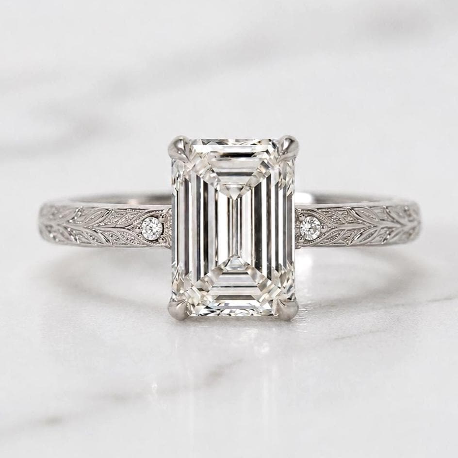 Verlobungsring Smaragdschliff, E, VVS2 IGI-zertifizierter Laborgezüchteter Diamantring, Art-Déco-Diamantring, Einzigartiger Jubiläumsring für Frauen Emerald cut Moissanite engagement ring in 935er Argentium Silber — custom handcrafted by Forever For Love