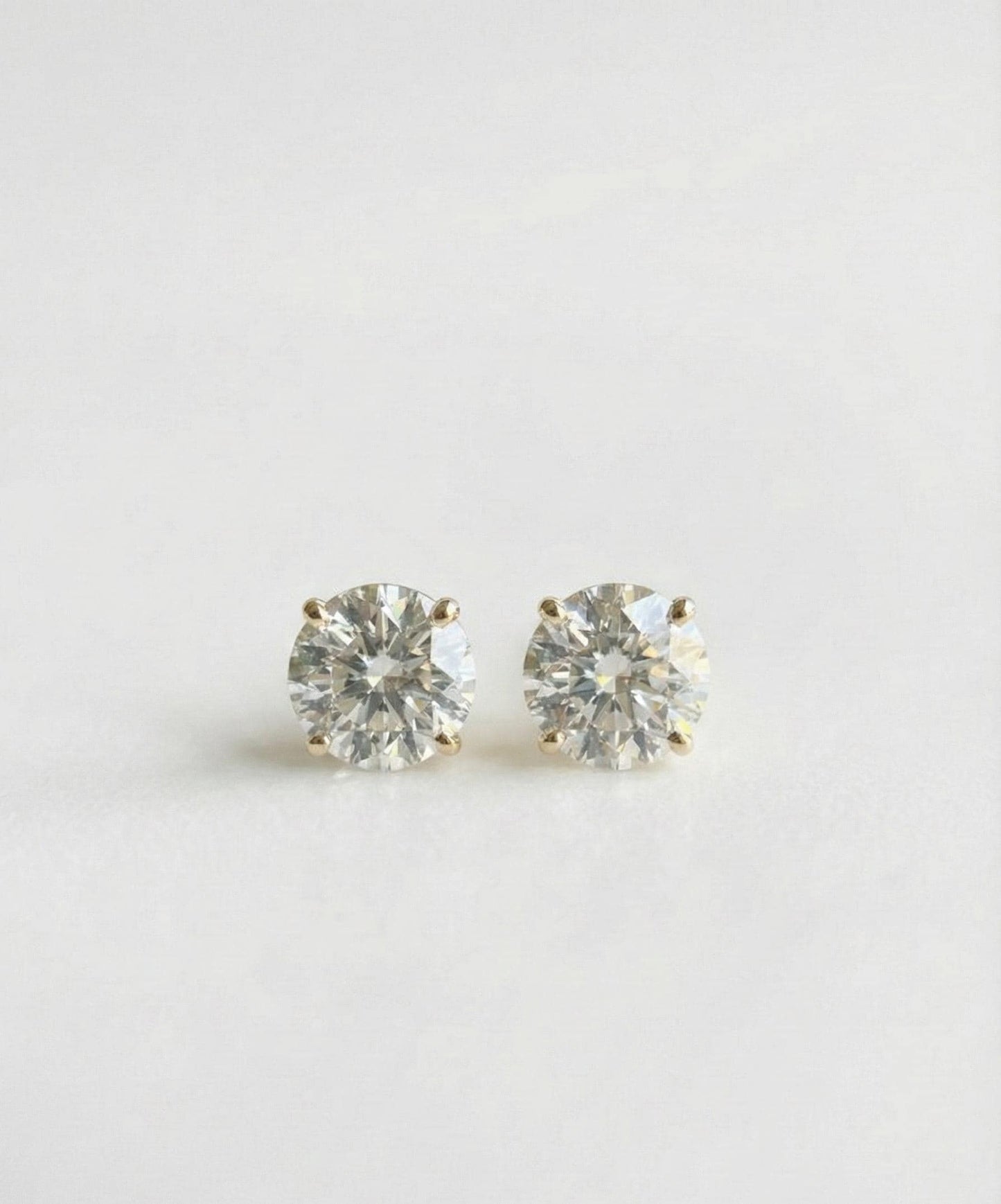 Ohrstecker mit insgesamt 8 Karat, Farbe E, Reinheit VVS2, IGI-zertifiziert, runder Diamant im Idealschliff, im Labor gezüchtet, 14 Karat Gold, perfektes Geschenk für Sie. Moissanite engagement ring in Gold or Platinum — custom handcrafted by Forever For Love