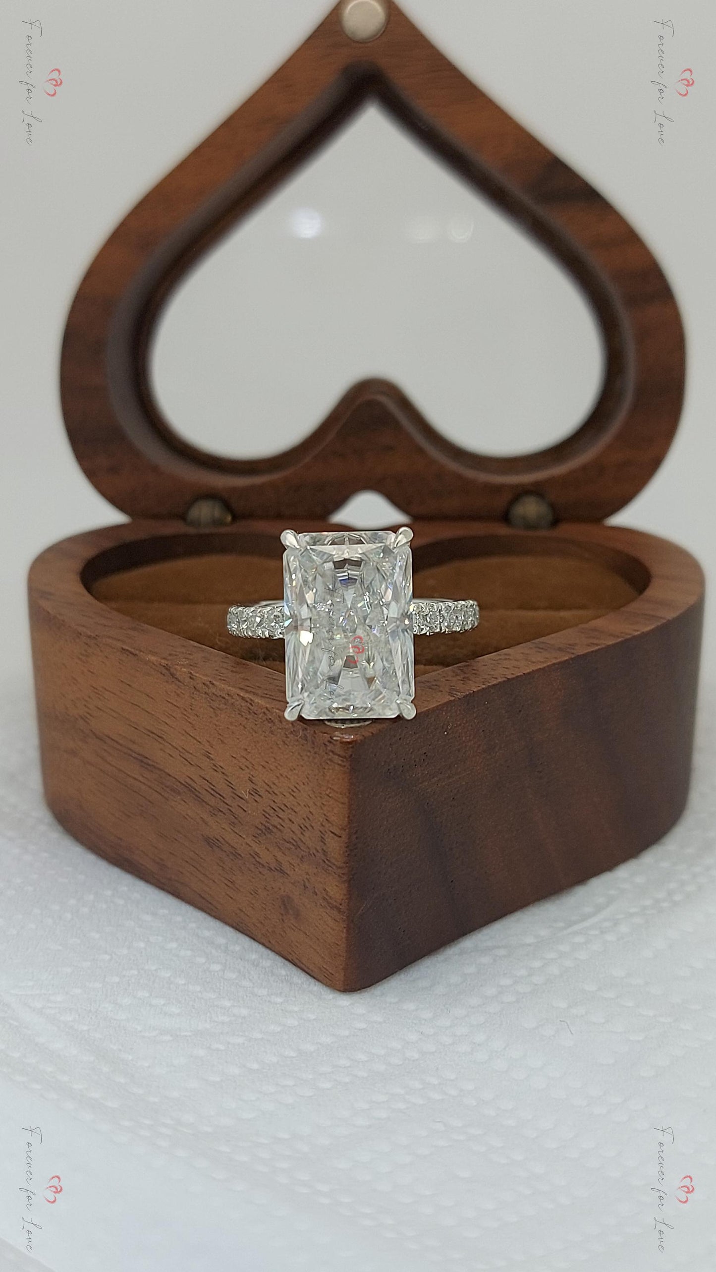 Alliance éternité moissanite taille radiant 5 carats Radiant cut 1Ct Moissanite Taille Brillant engagement ring in Gold or Platinum — custom handcrafted by Forever For Love