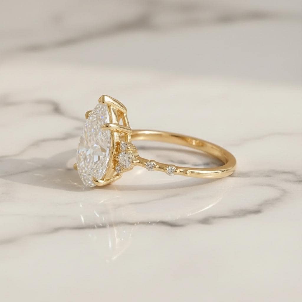 3 Karat IGI zertifizierter, birnenförmiger Labor-Diamant-Verlobungsring mit Wirbelband Pear cut Moissanite engagement ring in 935er Argentium Silber — custom handcrafted by Forever For Love