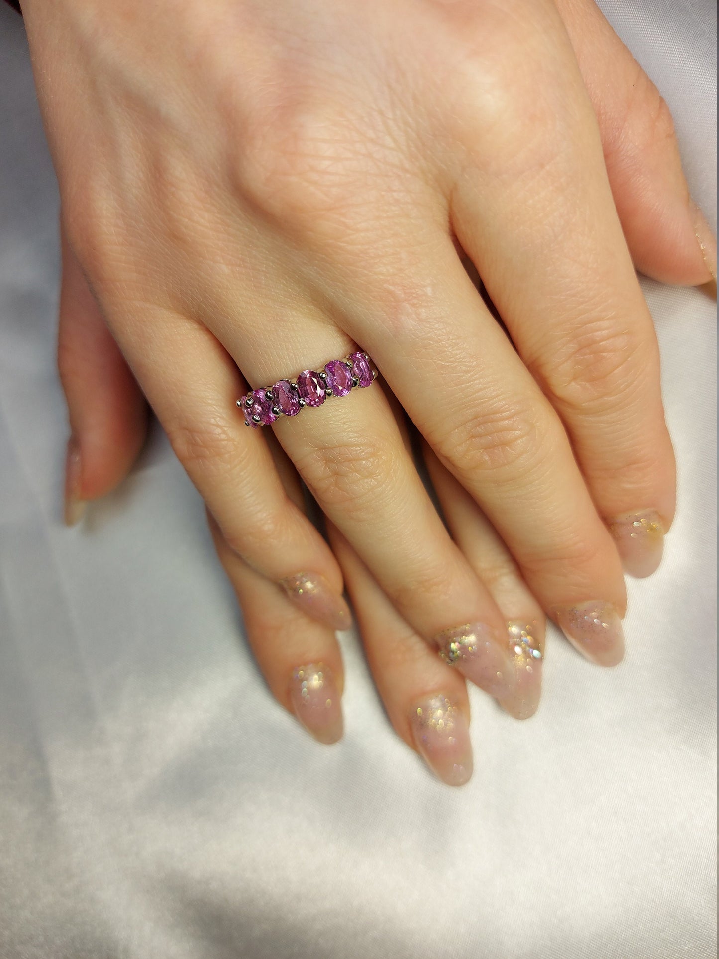 Ovales Eternity-Band aus rosa Saphiren Oval cut Moissanite engagement ring in 935 Argentium Silber — custom handcrafted by Forever For Love
